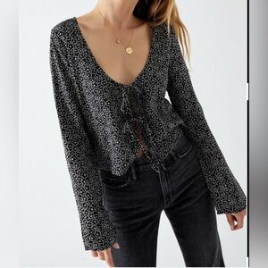 Pac Sun/Kendall & Kylie/black with white flower/open front with double ties